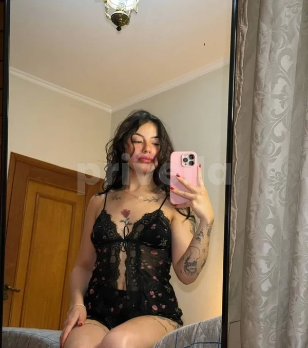 Linda mulher de cabelo preto em Campinas