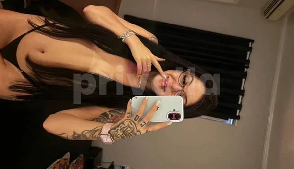 Acompanhante com cabelo preto e olhar castanho