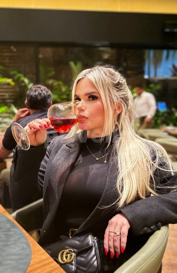 Carol, acompanhante com cabelo loiro e olhar verde em Campinas