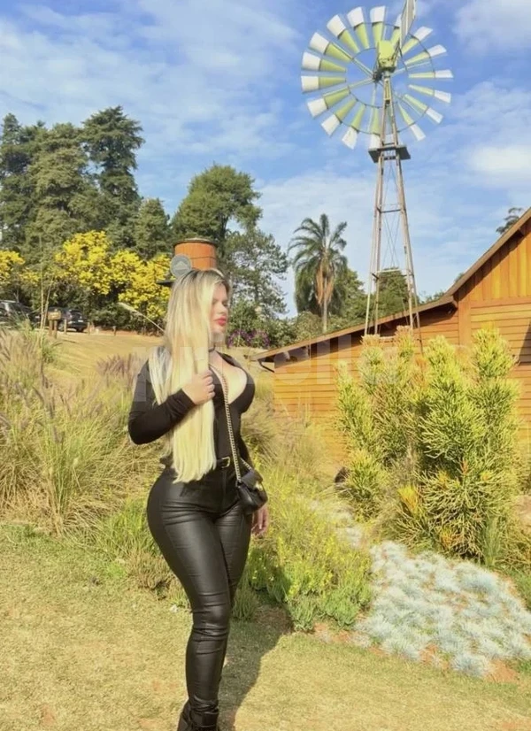 Atraente acompanhante com pele branca e olhar marcante na cor verde