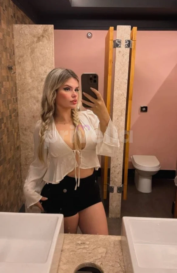 Atraente acompanhante Carol, disponível para você