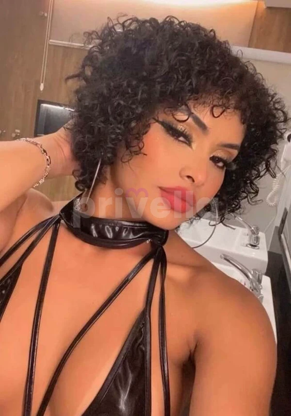 Sensualidade em Campinas: Chloe Louise, olhar preto e pele preta