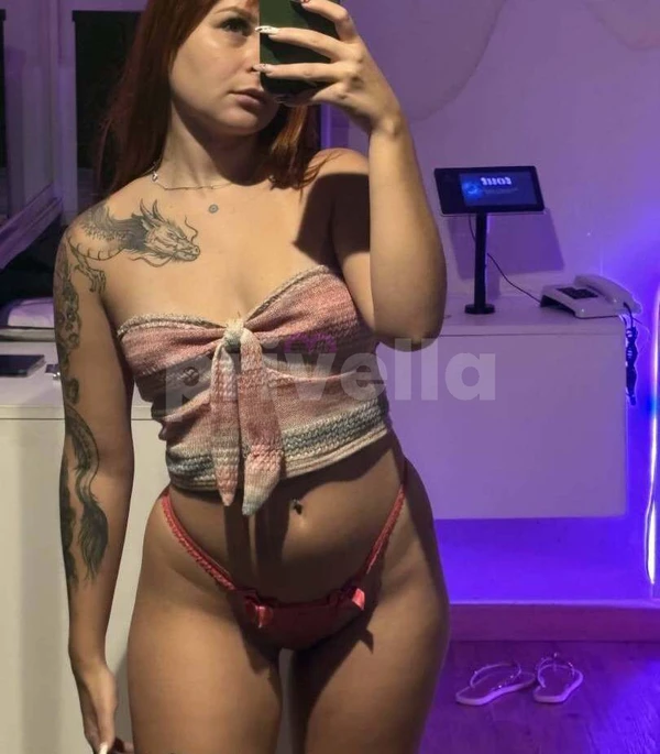 Acompanhante com cabelo ruivo e olhar mel