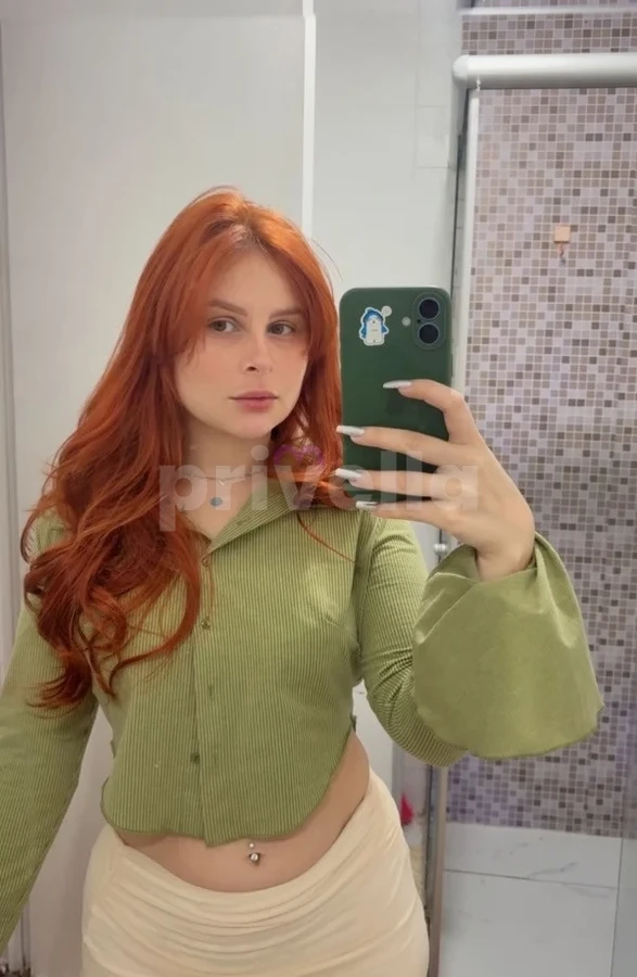 Beleza única: pele branca e olhos na cor mel