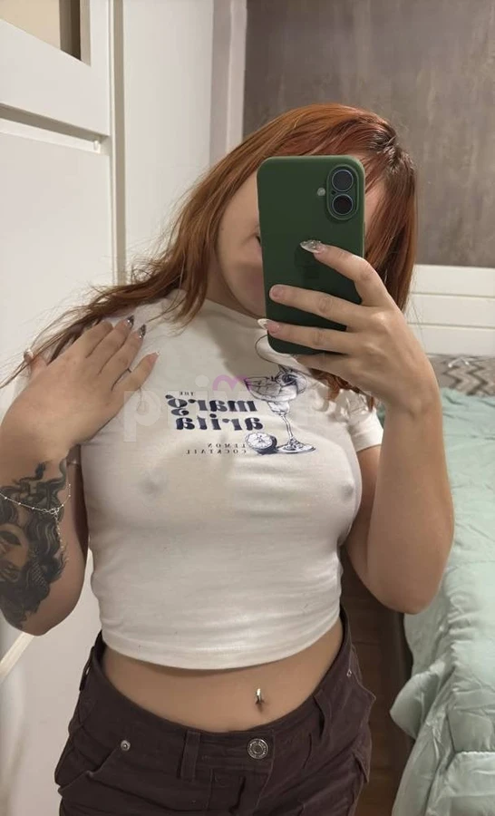 Gata de pele branca e olhar mel