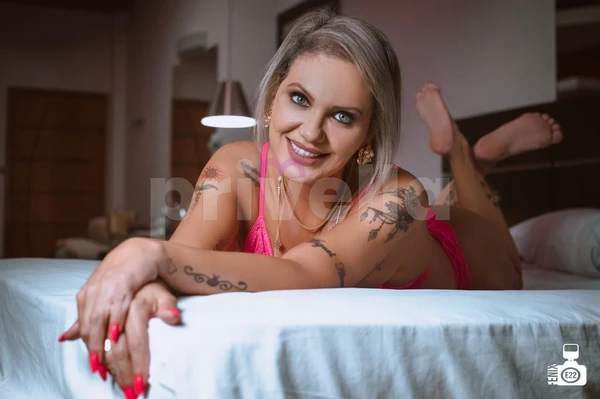 Acompanhante com cabelo loiro e olhar verde