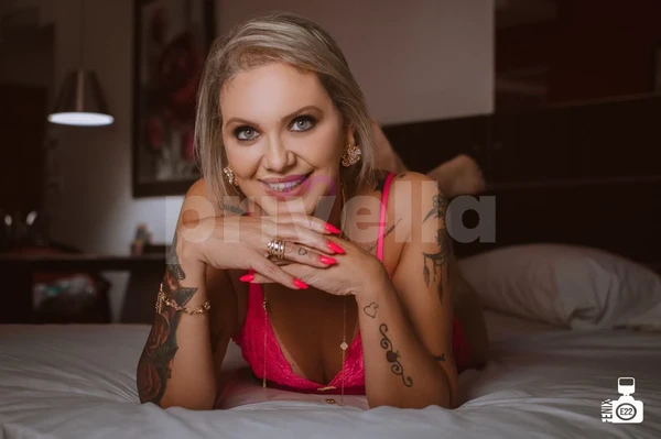 Mel, acompanhante com cabelo loiro e olhar verde em Campinas