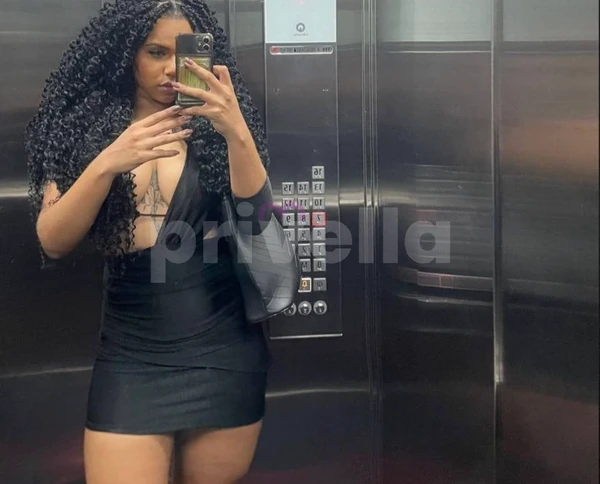 Cabelo preto, olhar verde e atitude sedutora — conheça Paola Calegari