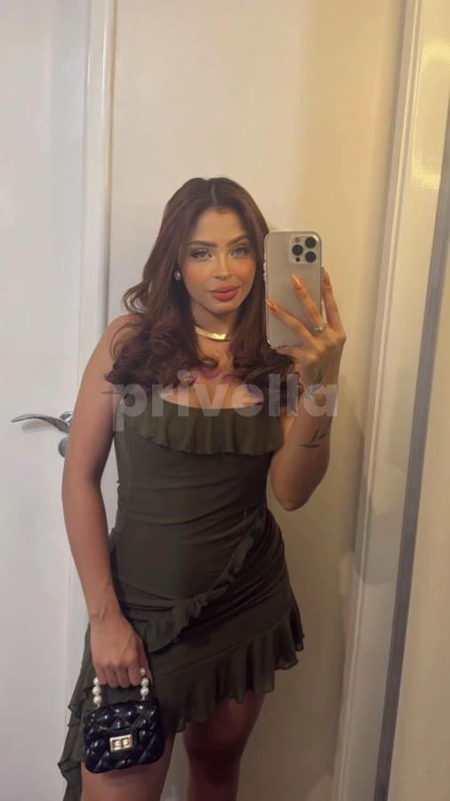 Cabelo preto, olhar mel e atitude sedutora — conheça Rubi Ferraz