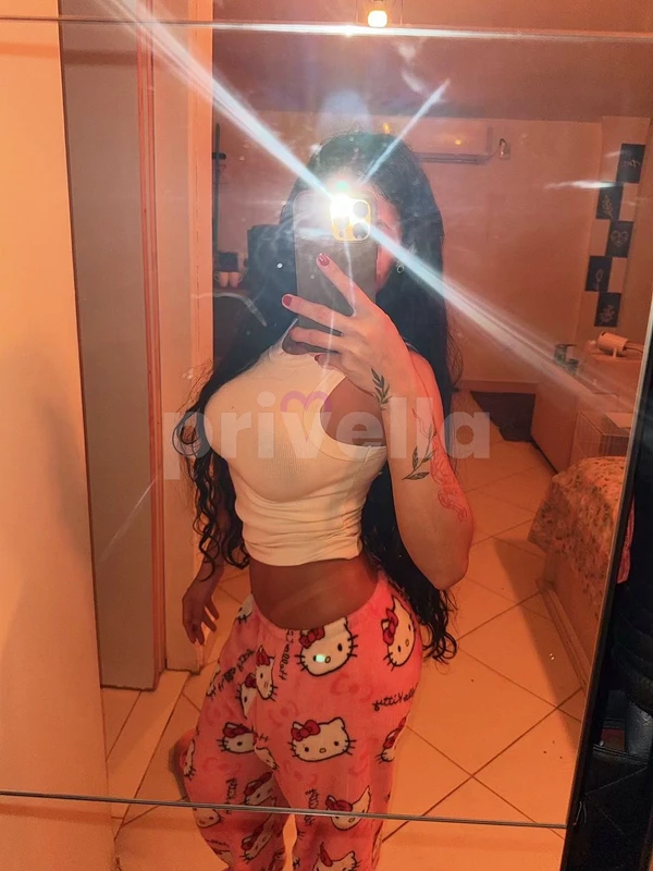 Acompanhante com cabelo preto e olhar mel