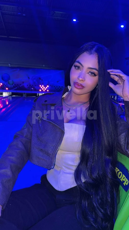 Linda mulher de cabelo preto em Campinas
