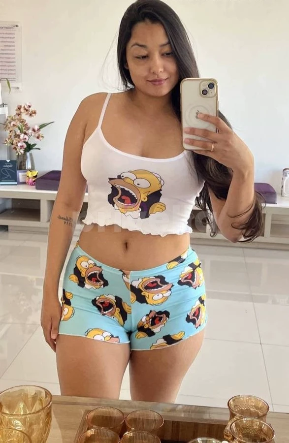 Atraente acompanhante com pele branca e olhar marcante na cor preto