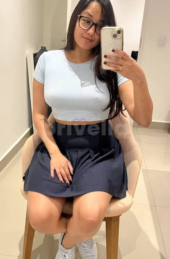 Gata de pele branca e olhar preto